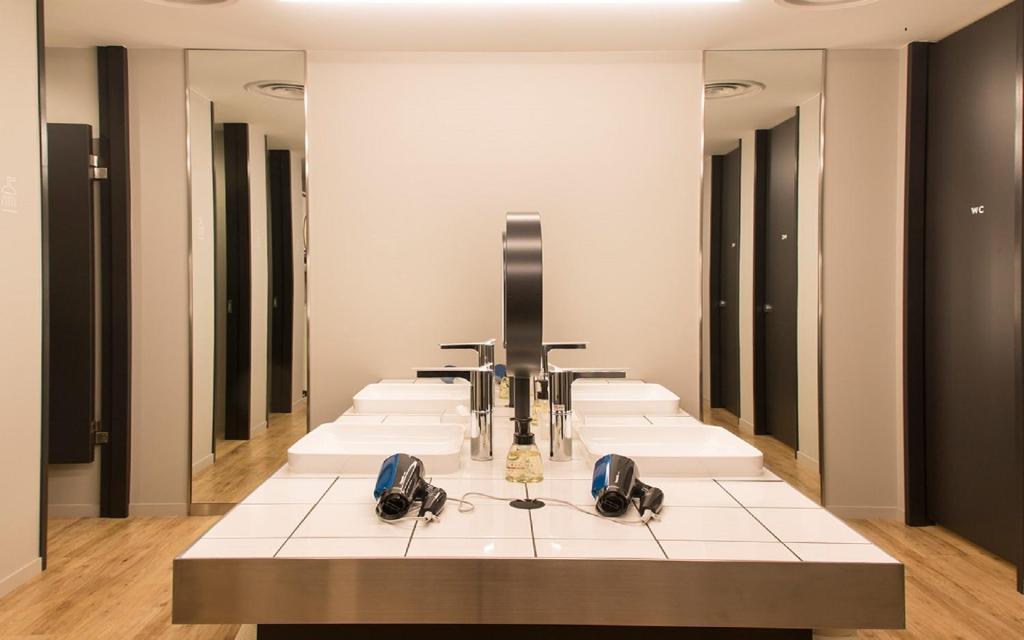 大津市にあるカレンダーホテルのドレッシングルーム(テーブル、鏡付)