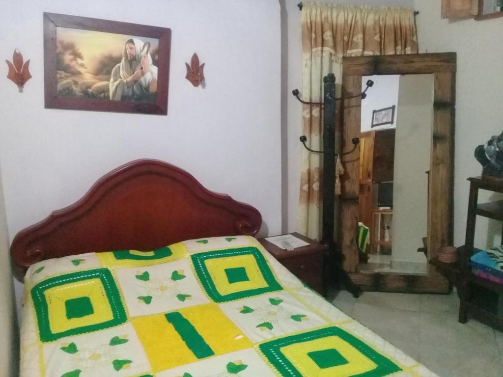Postel nebo postele na pokoji v ubytování Hotel Atenas Jericó