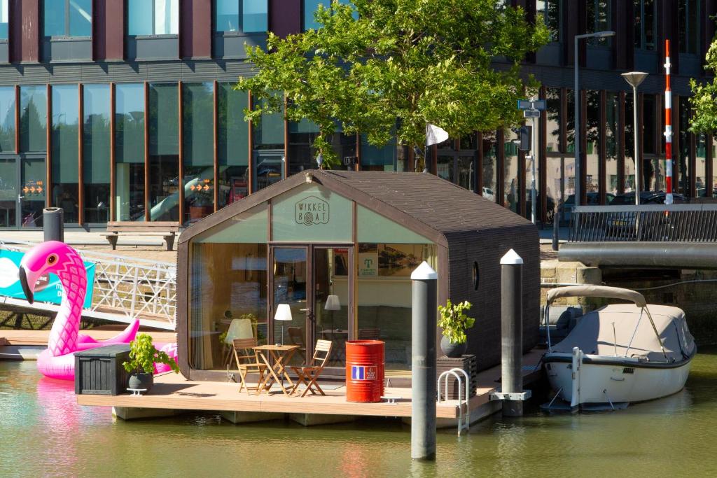 une petite maison avec un flamingo rose sur un bateau dans l'établissement Wikkelboats at Wijnhaven, à Rotterdam