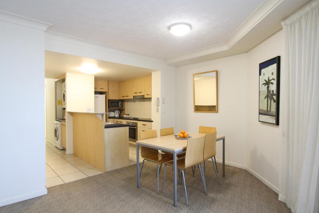 Kuchyň nebo kuchyňský kout v ubytování Caloundra Central Apartment Hotel Official