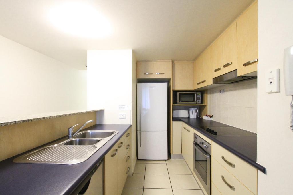 Kuchyň nebo kuchyňský kout v ubytování Caloundra Central Apartment Hotel Official