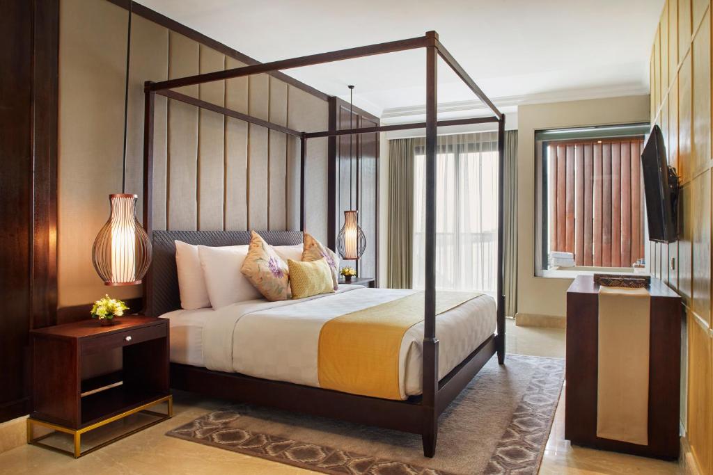 Tempat tidur dalam kamar di Jambuluwuk Oceano Seminyak Hotel
