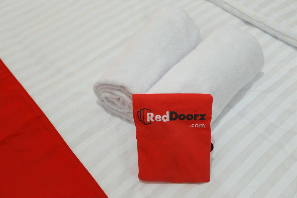 Postel nebo postele na pokoji v ubytování RedDoorz Plus @ Danau Sunter Utara