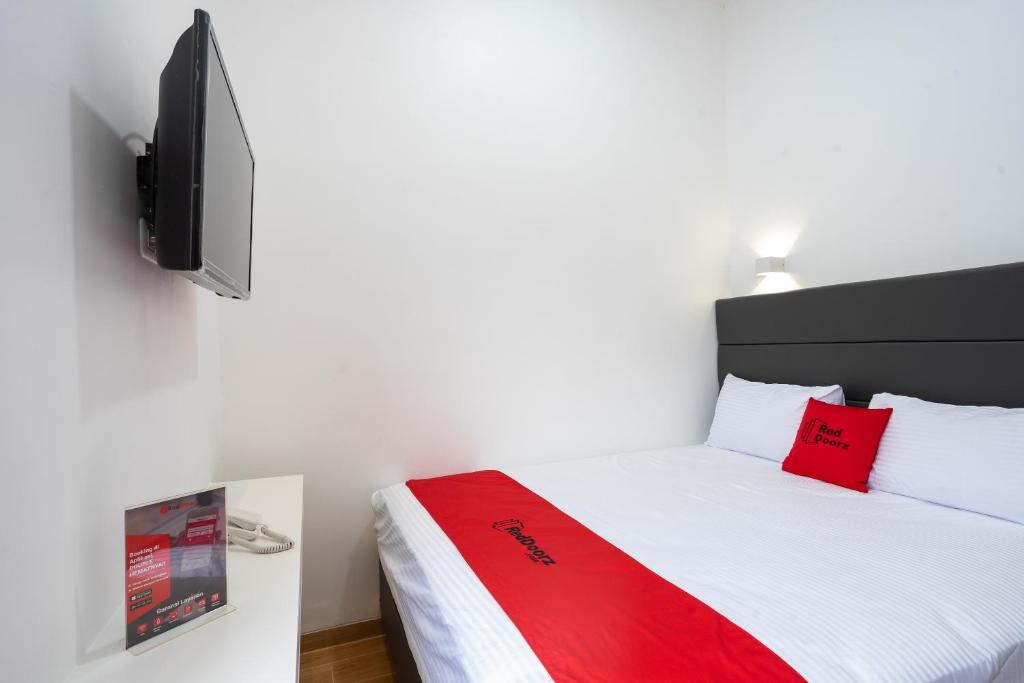 Postel nebo postele na pokoji v ubytování RedDoorz Plus @ Danau Sunter Utara