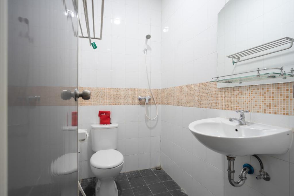 Koupelna v ubytování RedDoorz Plus @ Danau Sunter Utara
