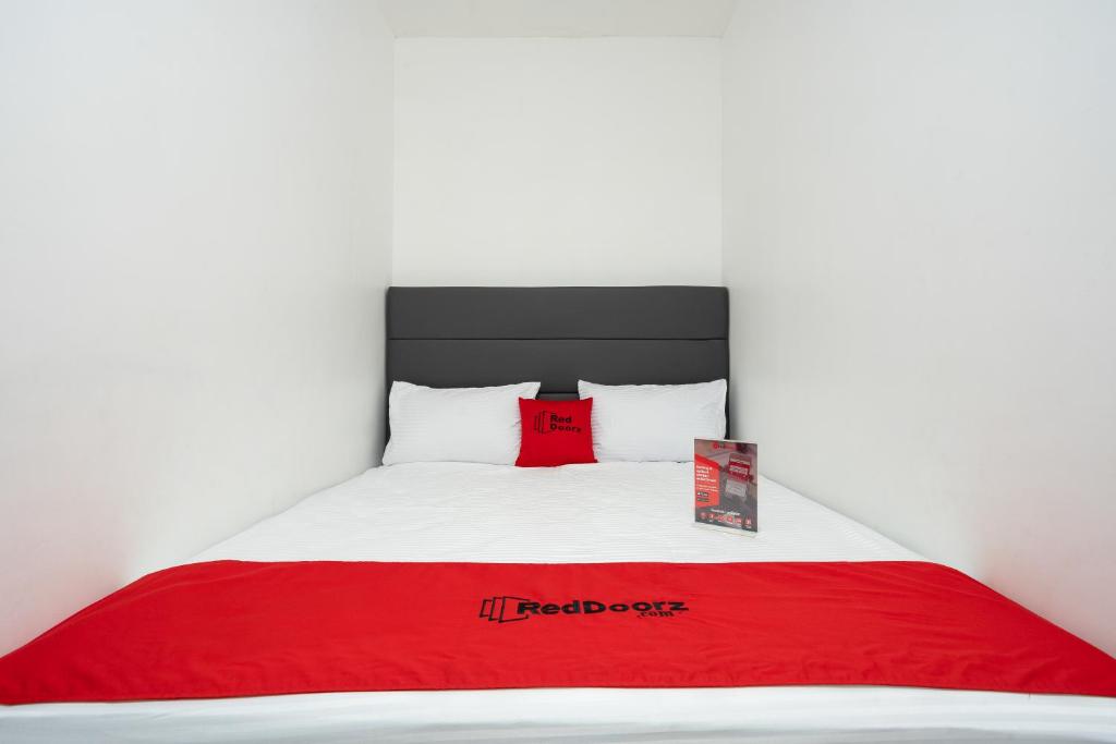 Postel nebo postele na pokoji v ubytování RedDoorz Plus @ Danau Sunter Utara