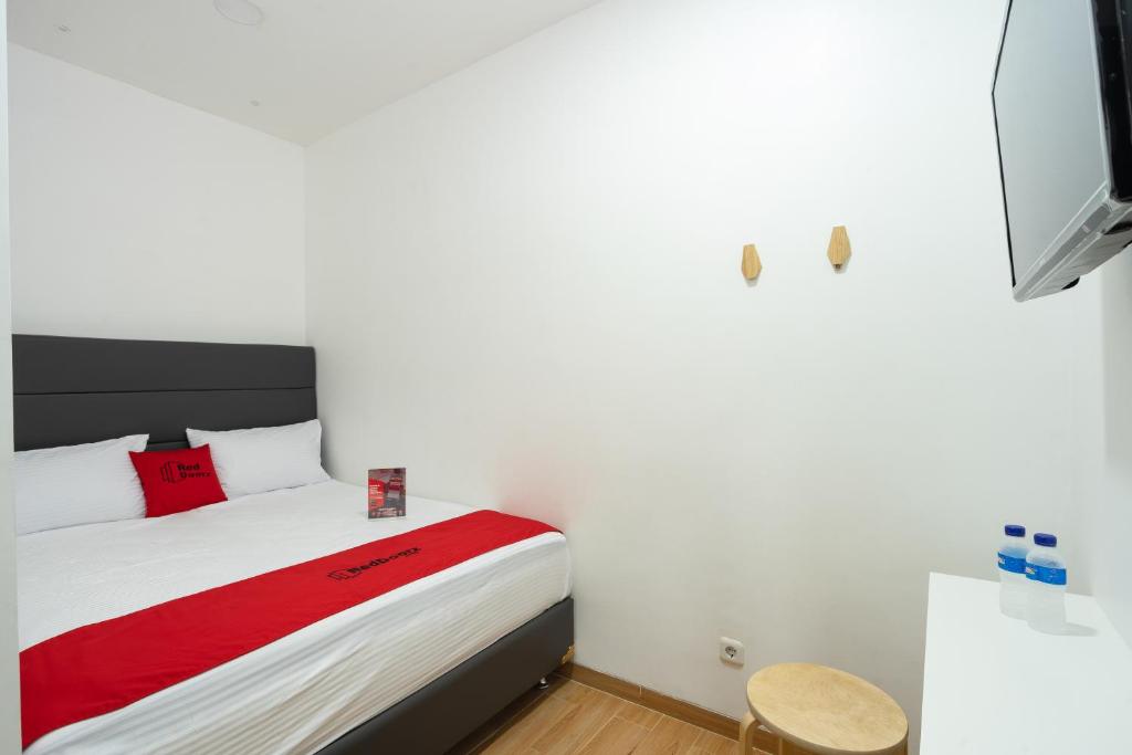 Postel nebo postele na pokoji v ubytování RedDoorz Plus @ Danau Sunter Utara