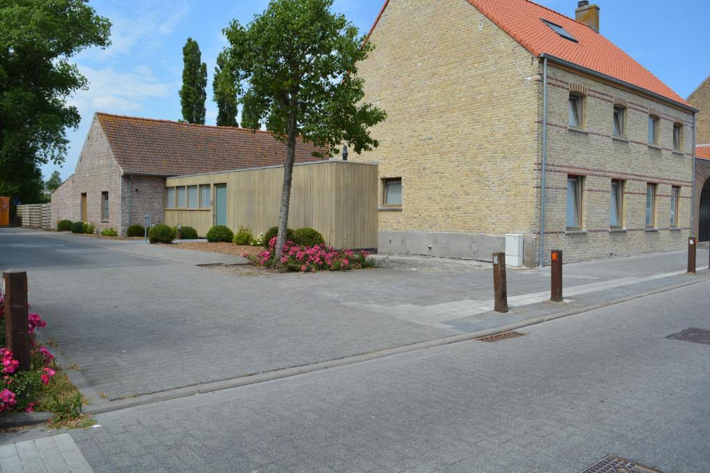 una calle vacía frente a un edificio de ladrillo en Vakantiewoning Den Landman, en Nieuwpoort