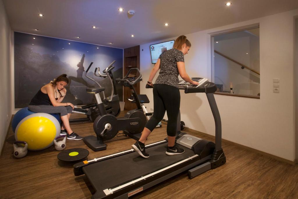 Posilňovňa alebo fitness centrum v ubytovaní Kräuterhotel Hochzillertal