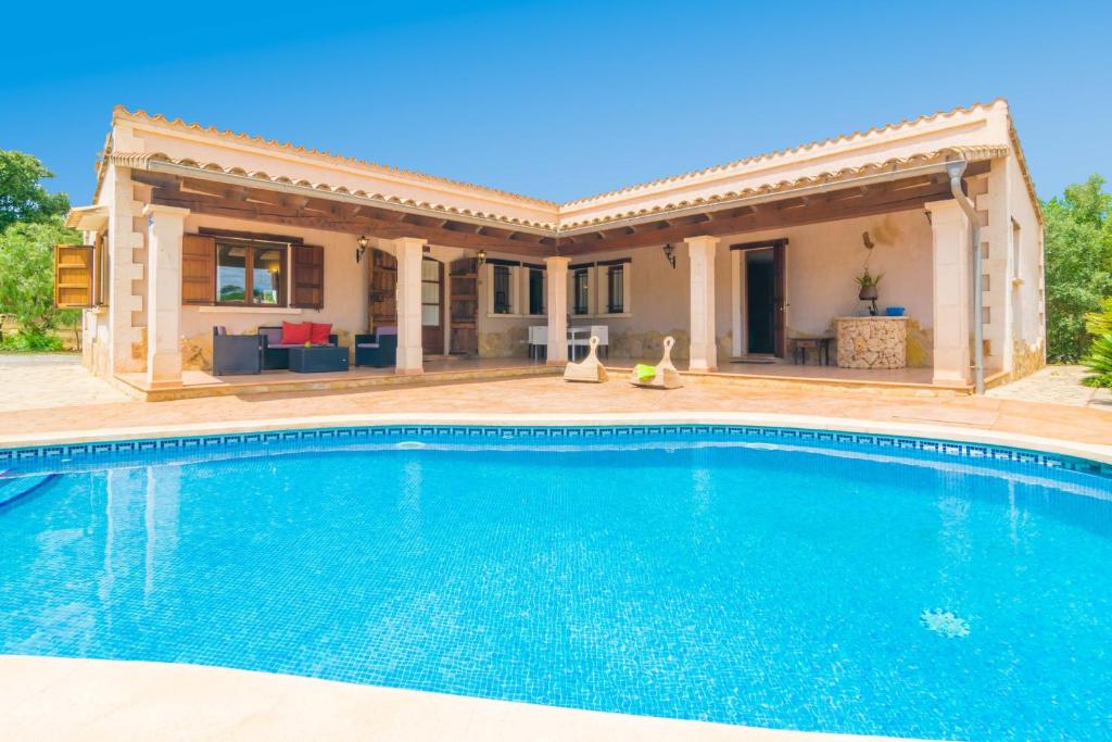 een villa met een zwembad voor een huis bij Son Pere Genet in Búger