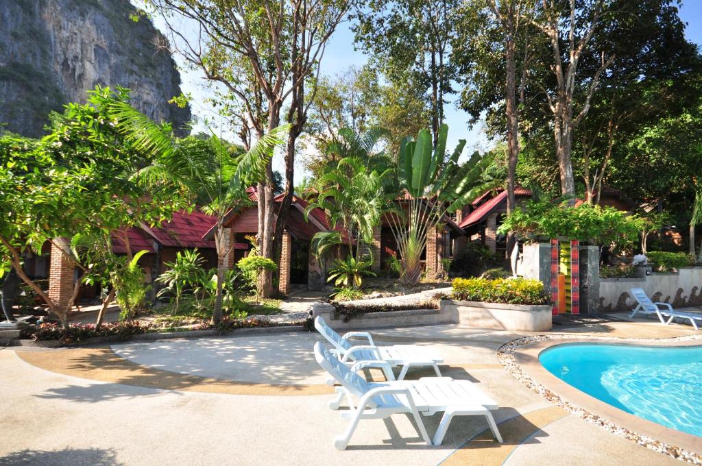 Bazén v ubytování Railay Viewpoint Resort nebo v jeho okolí