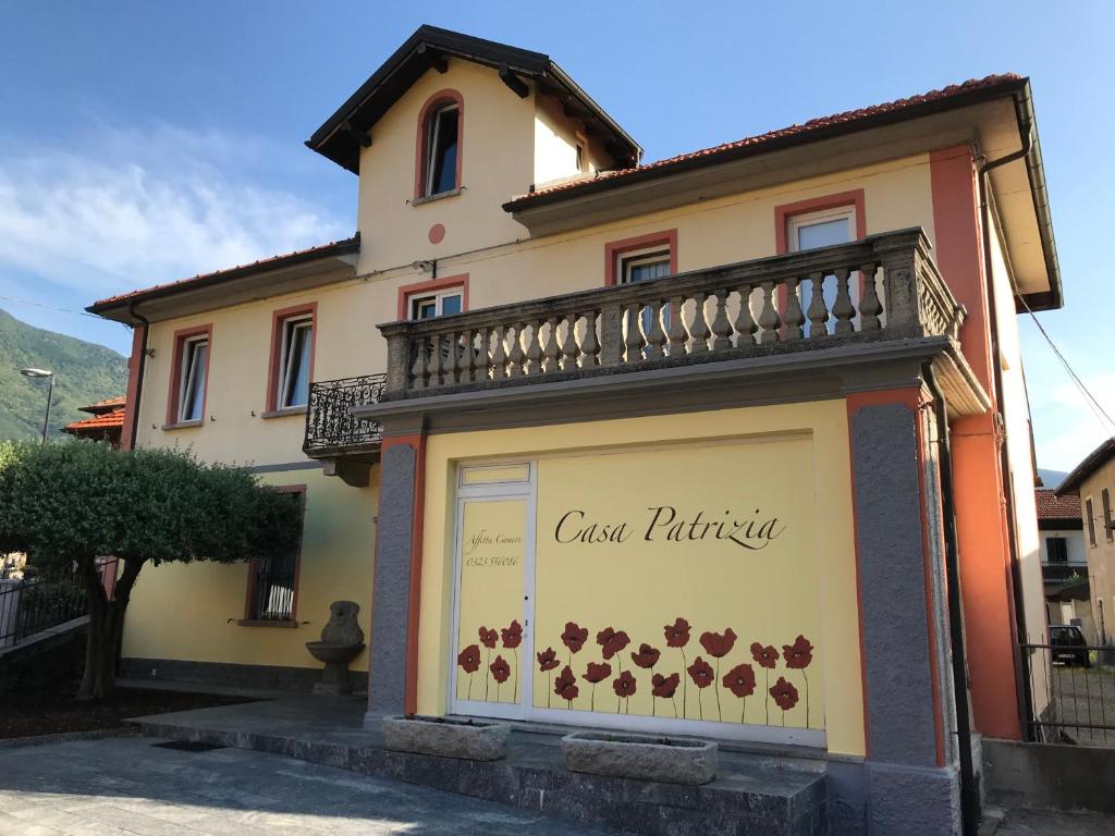 a store window of a house with a sign for a cafeyrinth at Casa Patrizia in Gravellona Toce