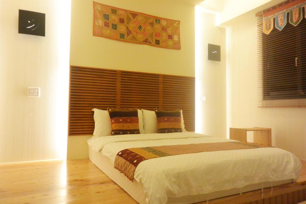 Postel nebo postele na pokoji v ubytování Jiaoxi Song Tian B&B