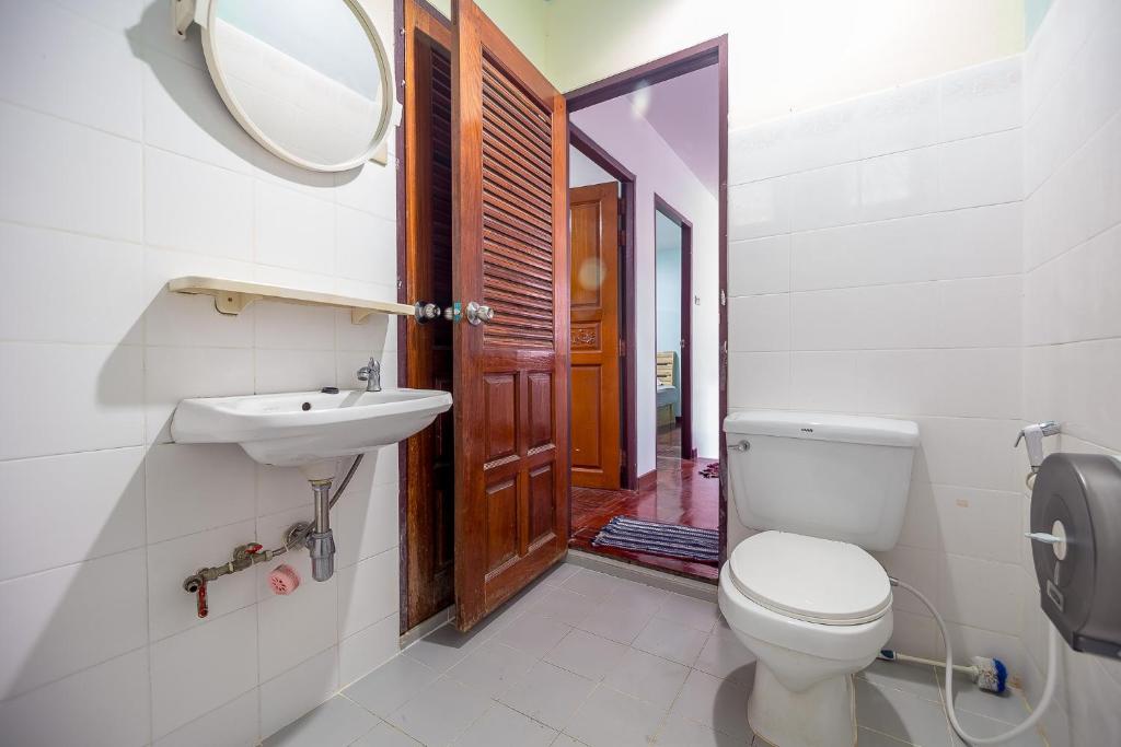 a bathroom with a toilet and a sink and a mirror at เลทซี&กรีนเวฟ หัวหิน พูลวิลล่า เดินลงทะเล100เมตร Let's Sea & Greenwave Hua-Hin Pool Villa walk to beach 100M in Hua Hin