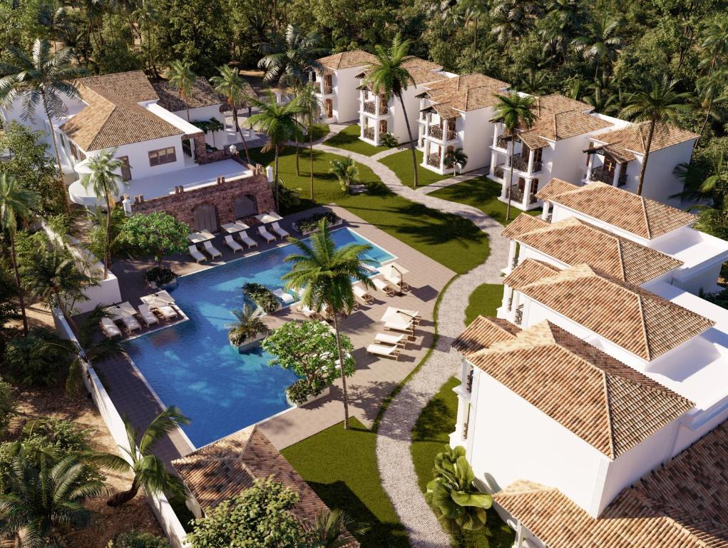 een luchtzicht op een villa met een zwembad bij Andores Resort And Spa - Calangute in Calangute