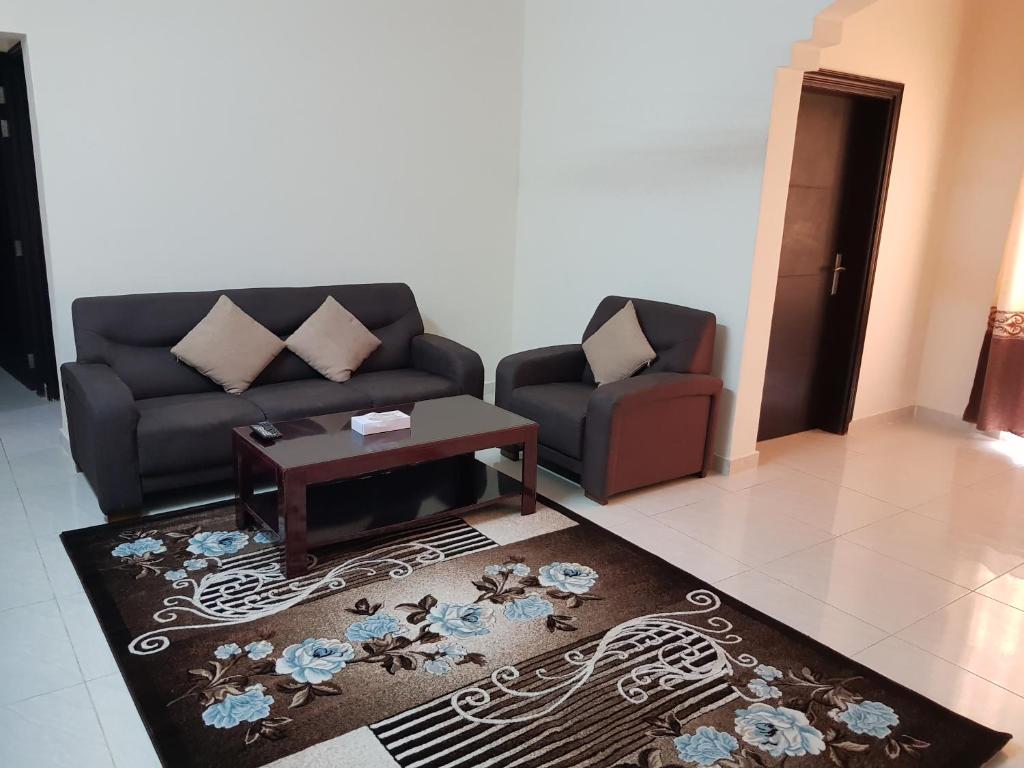 uma sala de estar com um sofá e uma mesa de centro em Today House Suites em Salalah