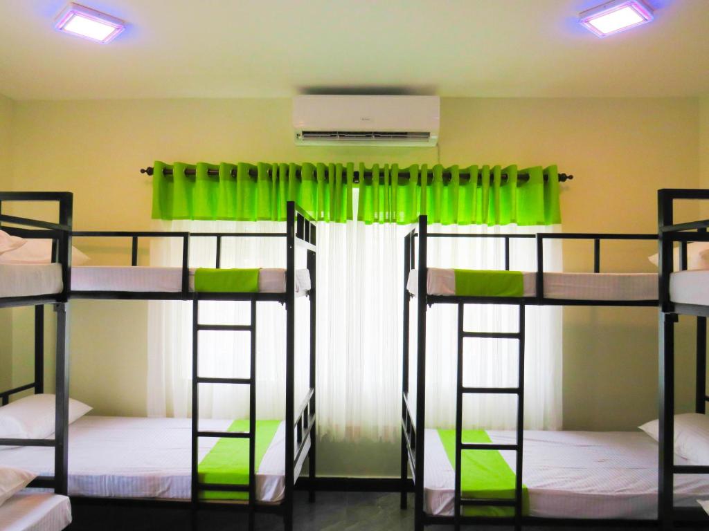 grupa łóżek piętrowych w pokoju z oknem w obiekcie Havelock City Hostel, Colombo w Kolombo