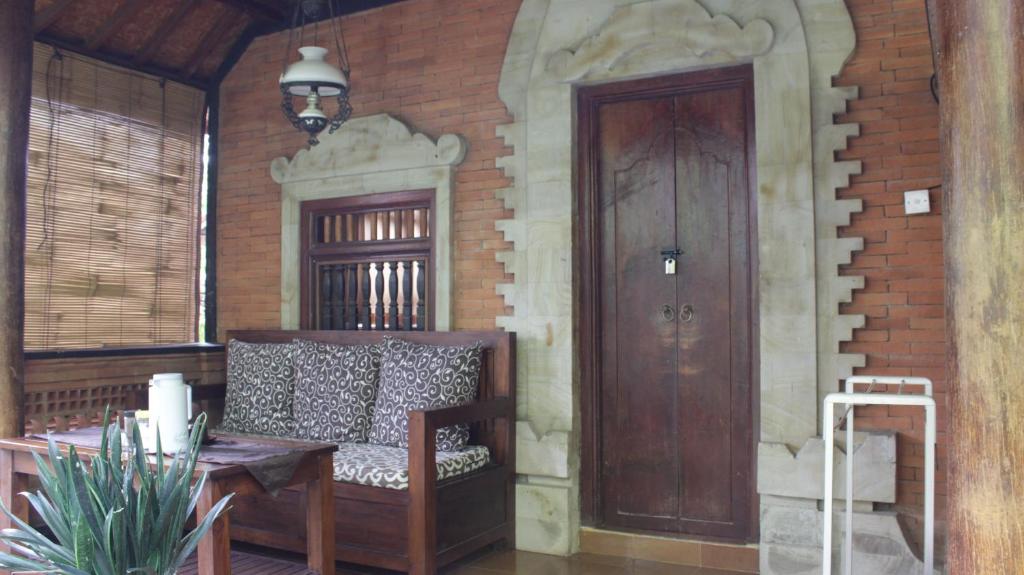 Posezení v ubytování Gerhana Sari 2 Bungalows