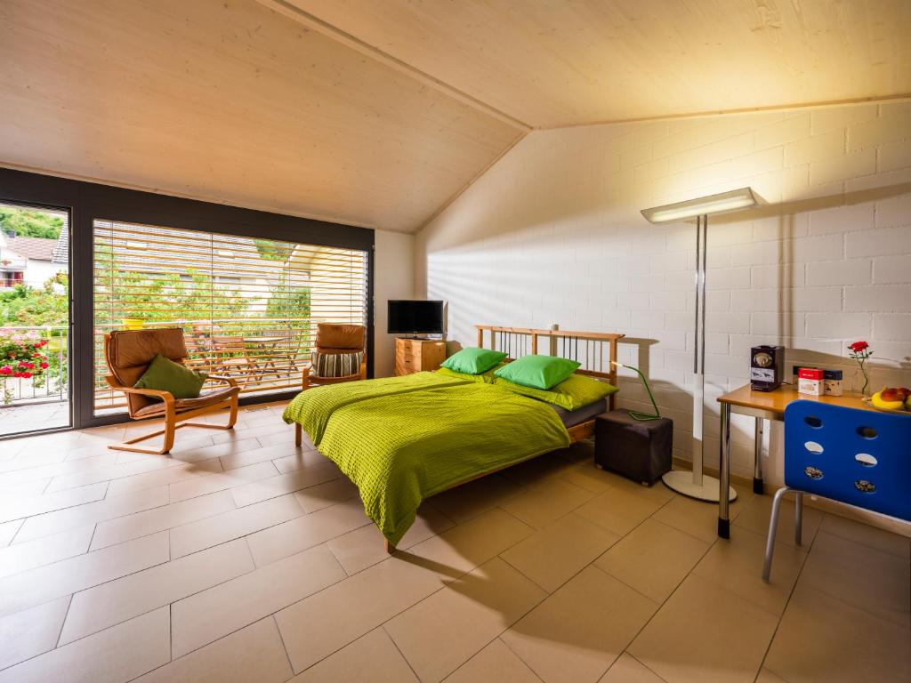 1 dormitorio con 1 cama con manta verde en Bed and Breakfast Oase im Seetal, en Gelfingen