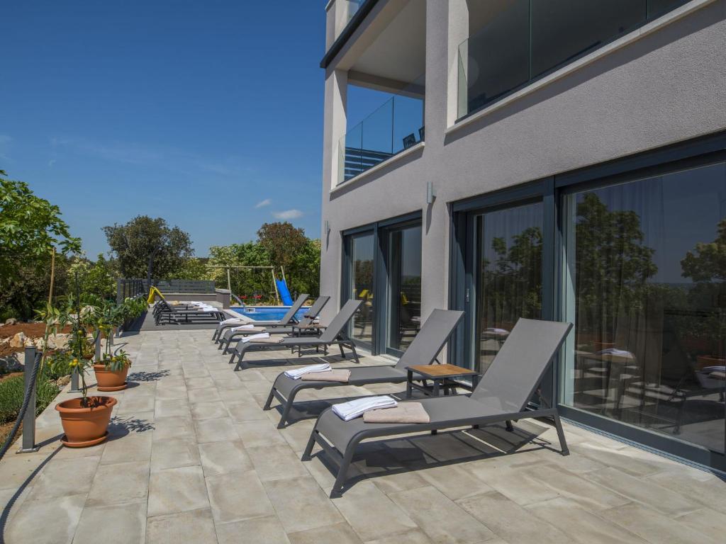 Fotografia z galérie ubytovania Villa with swimming pool, outdoor kitchen, sauna, jacuzzi, play area and sea view v destinácii Viskovići
