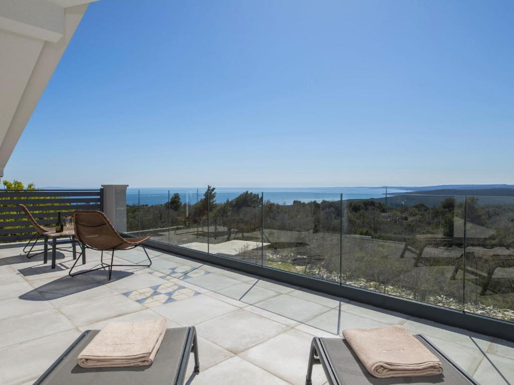 Fotografia z galérie ubytovania Villa with swimming pool, outdoor kitchen, sauna, jacuzzi, play area and sea view v destinácii Viskovići