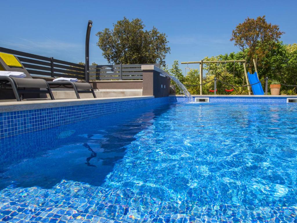 Fotografia z galérie ubytovania Villa with swimming pool, outdoor kitchen, sauna, jacuzzi, play area and sea view v destinácii Viskovići
