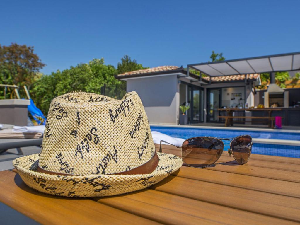 Fotografia z galérie ubytovania Villa with swimming pool, outdoor kitchen, sauna, jacuzzi, play area and sea view v destinácii Viskovići