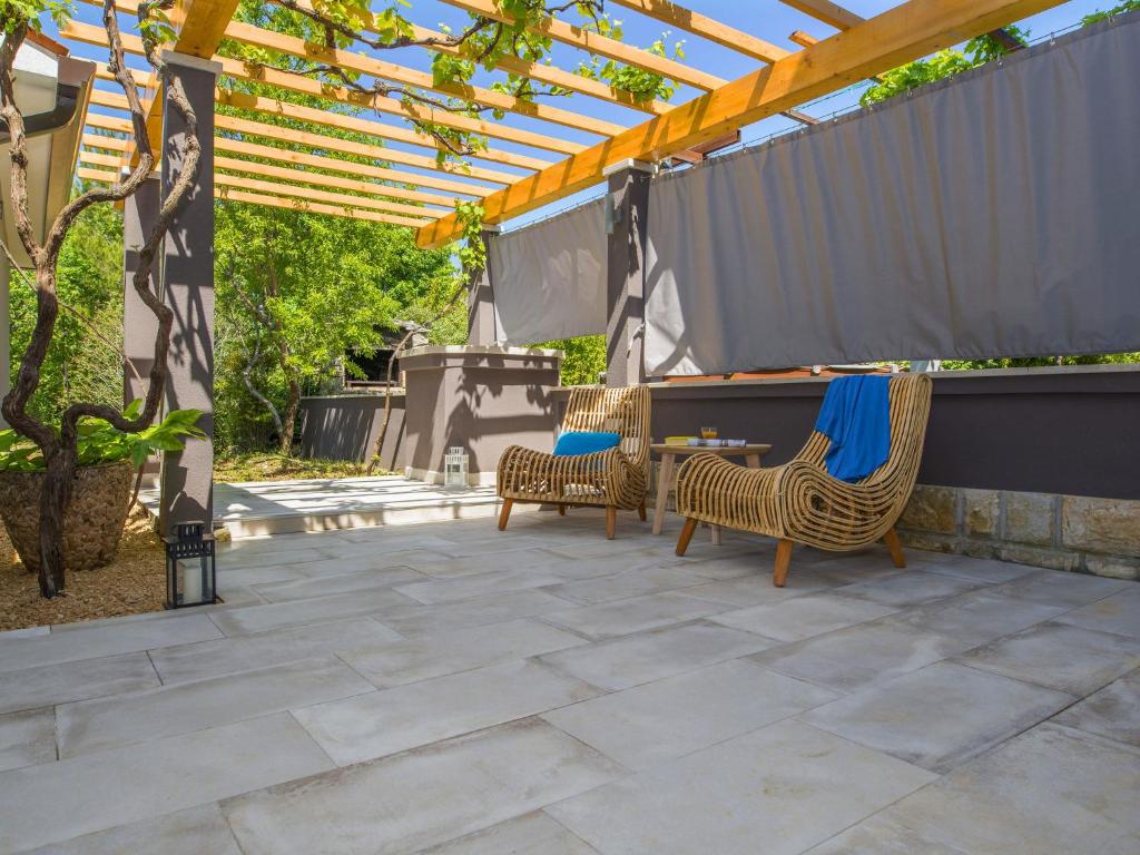 Fotografia z galérie ubytovania Villa with swimming pool, outdoor kitchen, sauna, jacuzzi, play area and sea view v destinácii Viskovići