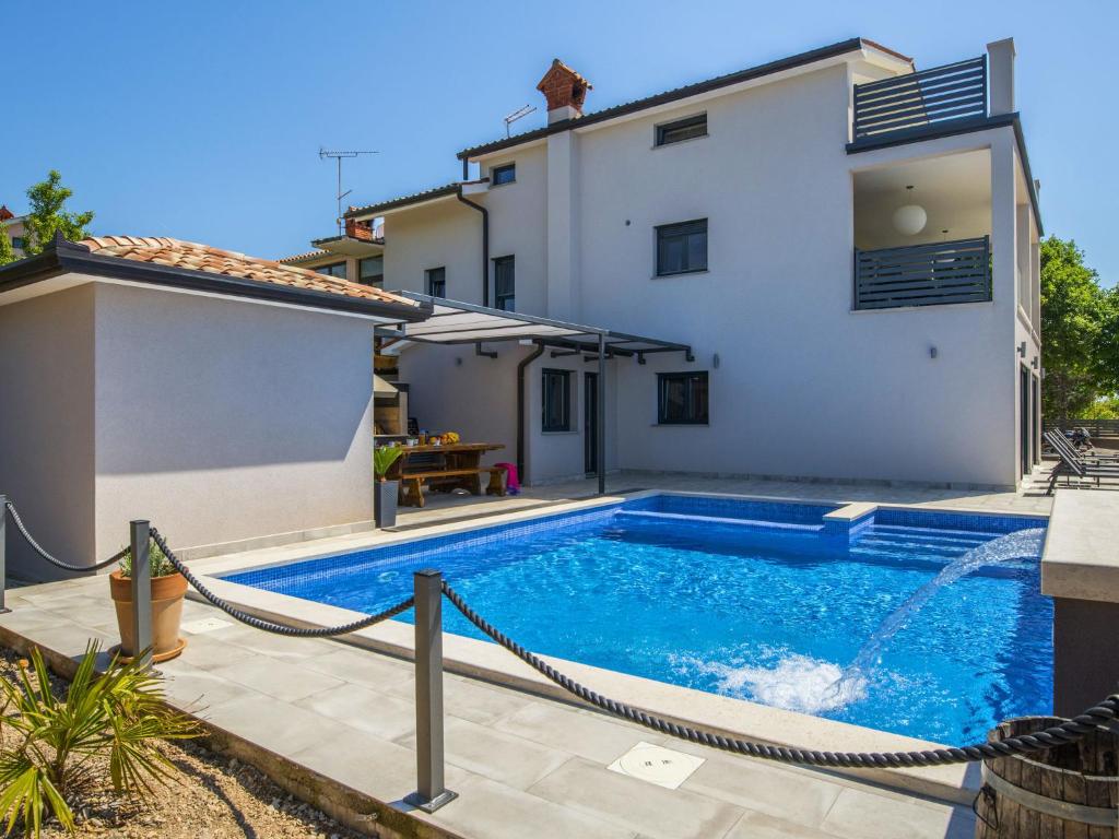 Fotografia z galérie ubytovania Villa with swimming pool, outdoor kitchen, sauna, jacuzzi, play area and sea view v destinácii Viskovići