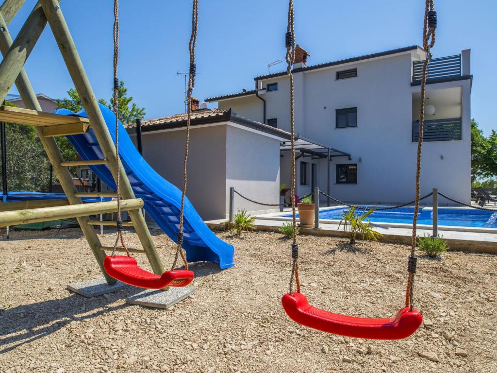 Fotografia z galérie ubytovania Villa with swimming pool, outdoor kitchen, sauna, jacuzzi, play area and sea view v destinácii Viskovići