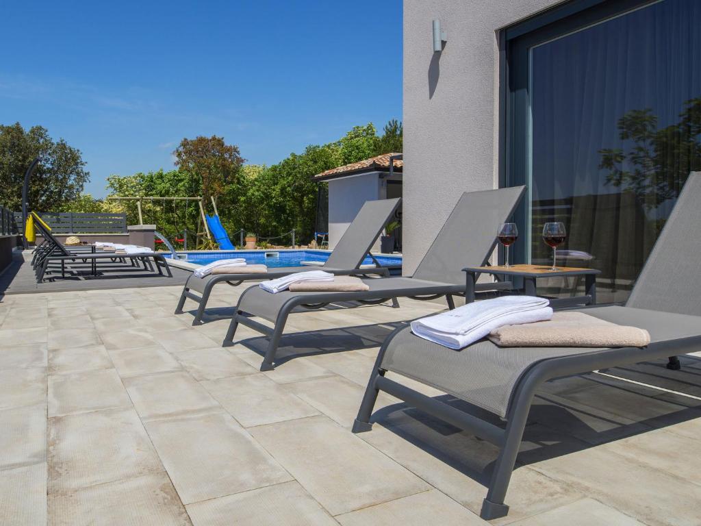 Fotografia z galérie ubytovania Villa with swimming pool, outdoor kitchen, sauna, jacuzzi, play area and sea view v destinácii Viskovići