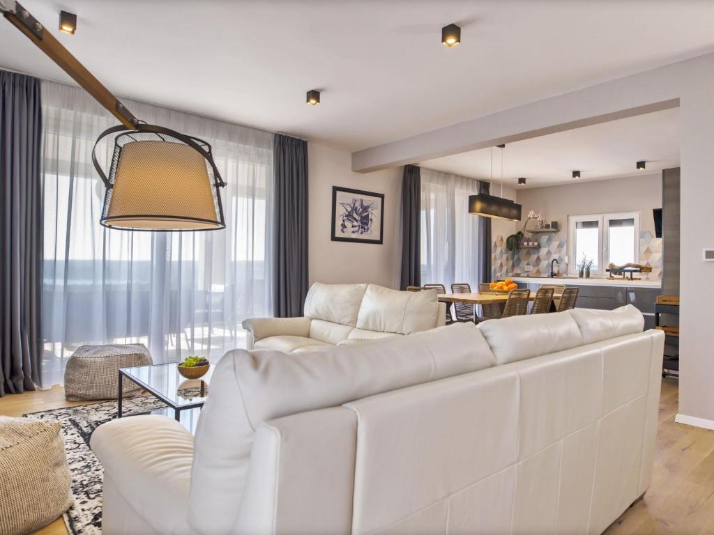 Fotografia z galérie ubytovania Villa with swimming pool, outdoor kitchen, sauna, jacuzzi, play area and sea view v destinácii Viskovići