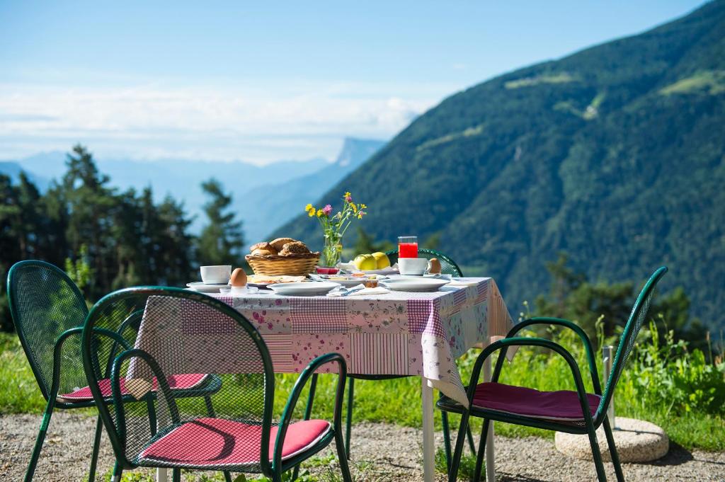 Gasthaus Gasteiger في لاغوندو: طاولة مع طبق من الطعام فوق جبل