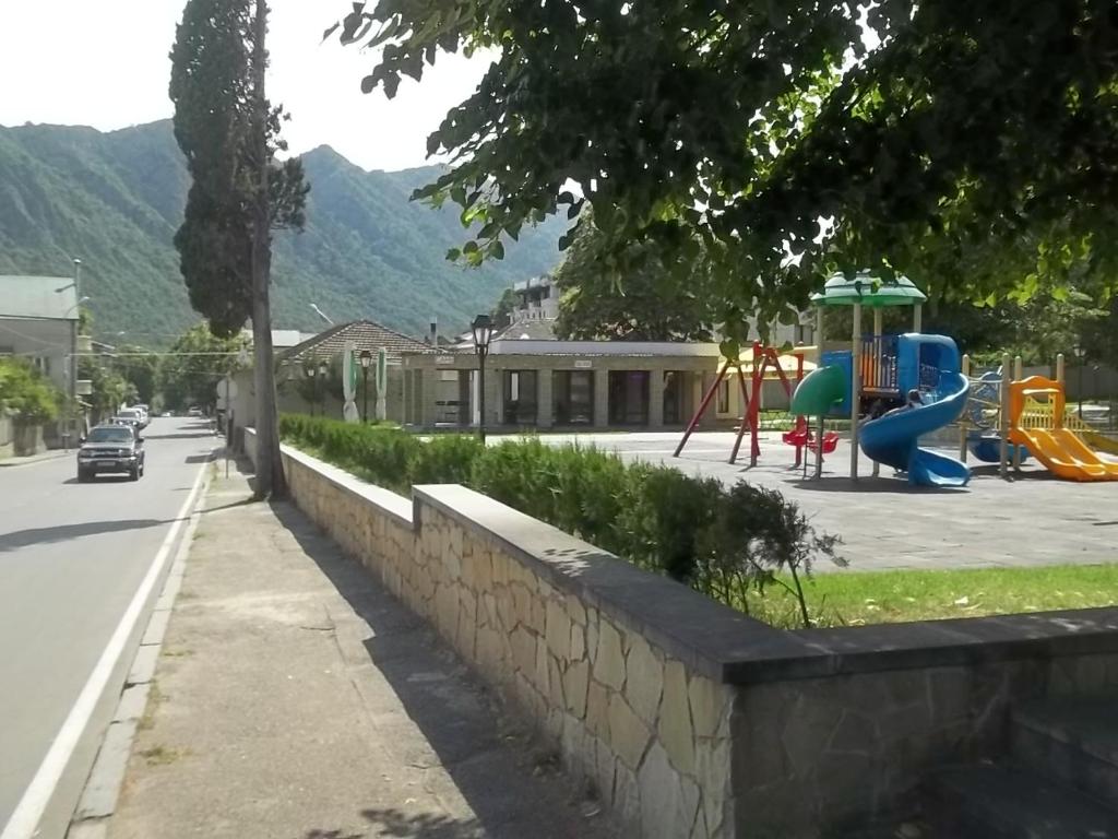 Nespecifikovaný výhled na hory nebo výhled na hory při pohledu z penzionu