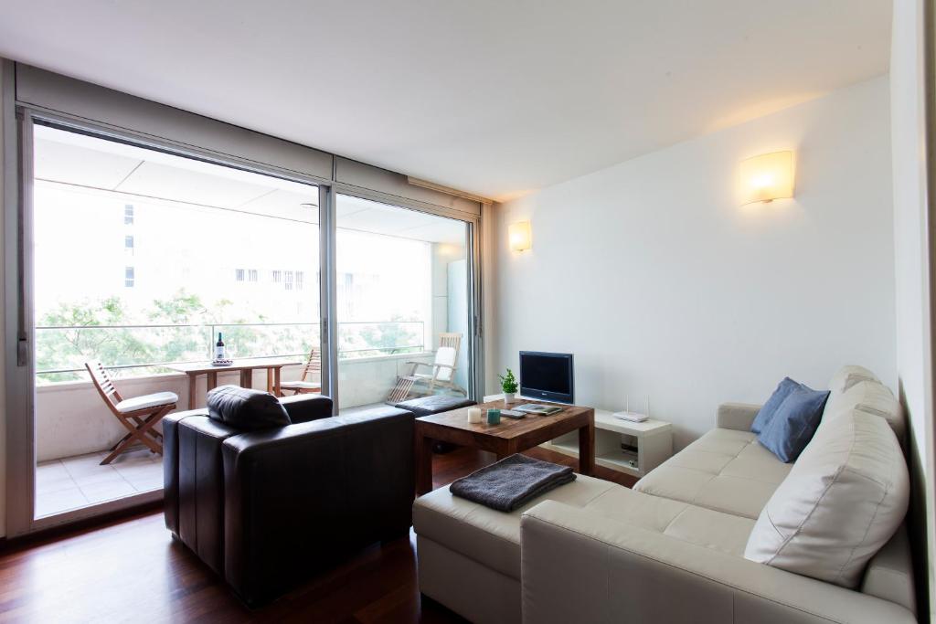 バルセロナにあるAB Diagonal Mar Forumのリビングルーム(白いソファ、大きな窓付)