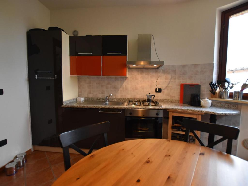 Kuchyň nebo kuchyňský kout v ubytování Apartment in Belvedere Langhe with Wine Views