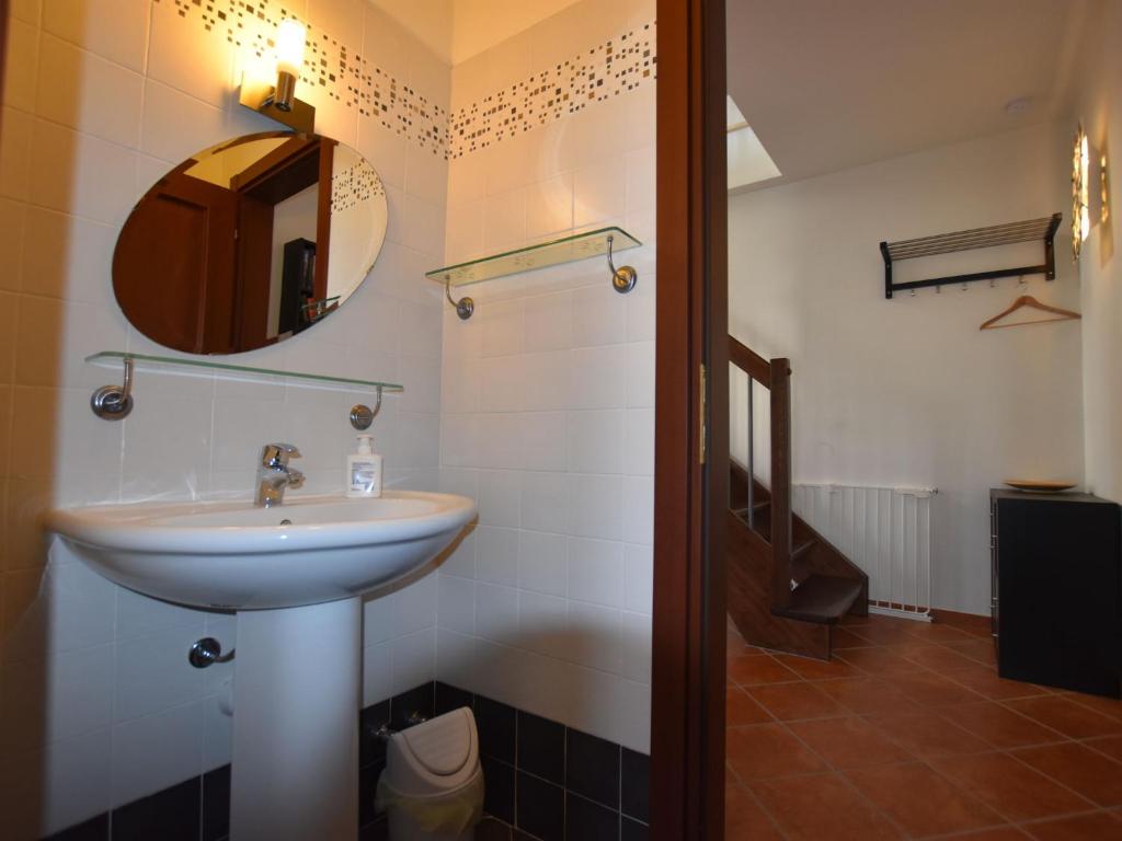 Koupelna v ubytování Apartment in Belvedere Langhe with Wine Views