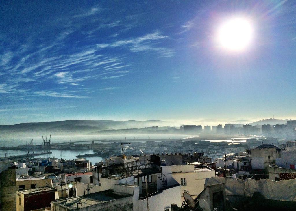 una vista di una città con il sole nel cielo di La Tour de L'air a Tangeri