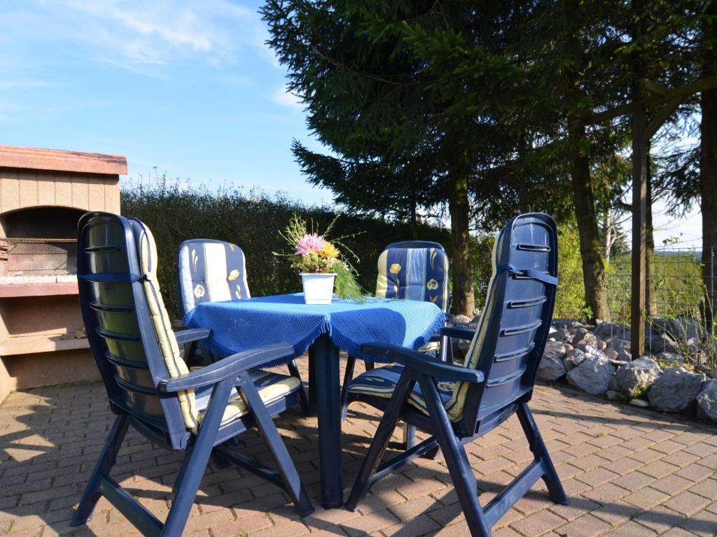 ノイシュタット・アム・レンシュタイクにあるHoliday Home in Neustadt am Rennsteig with Gardenのテーブル、椅子4脚、青いテーブル