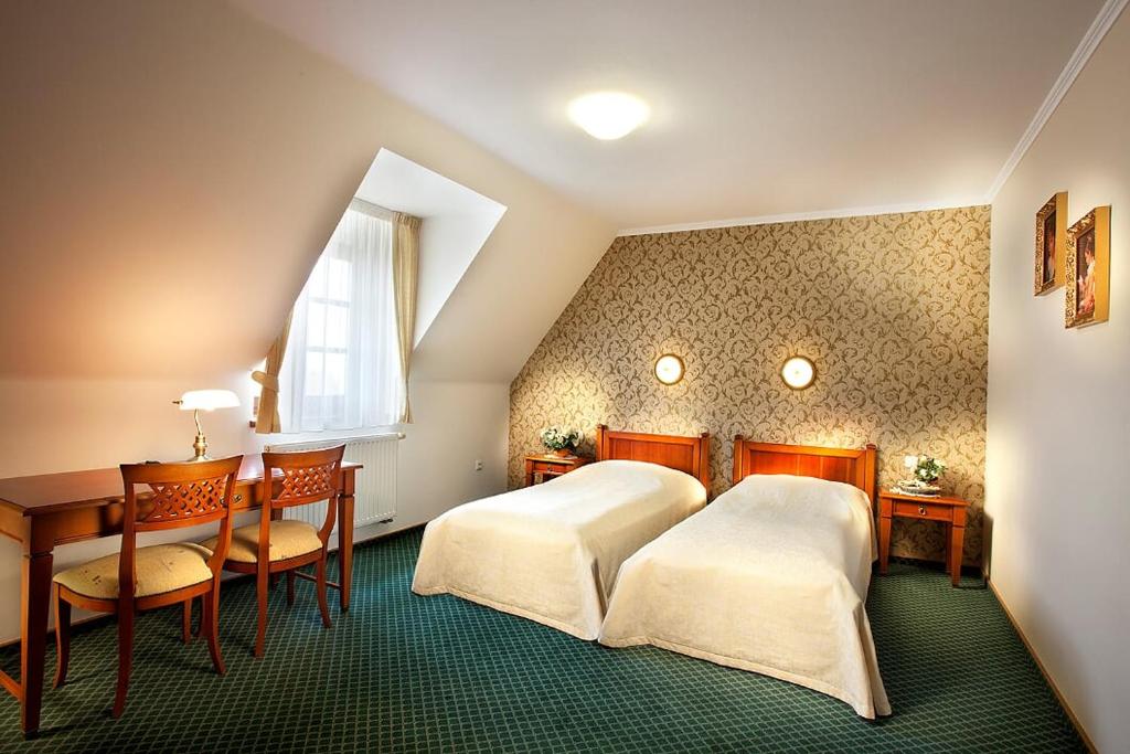 Postel nebo postele na pokoji v ubytování Hotel Akademie a depandance Vila Jarmila
