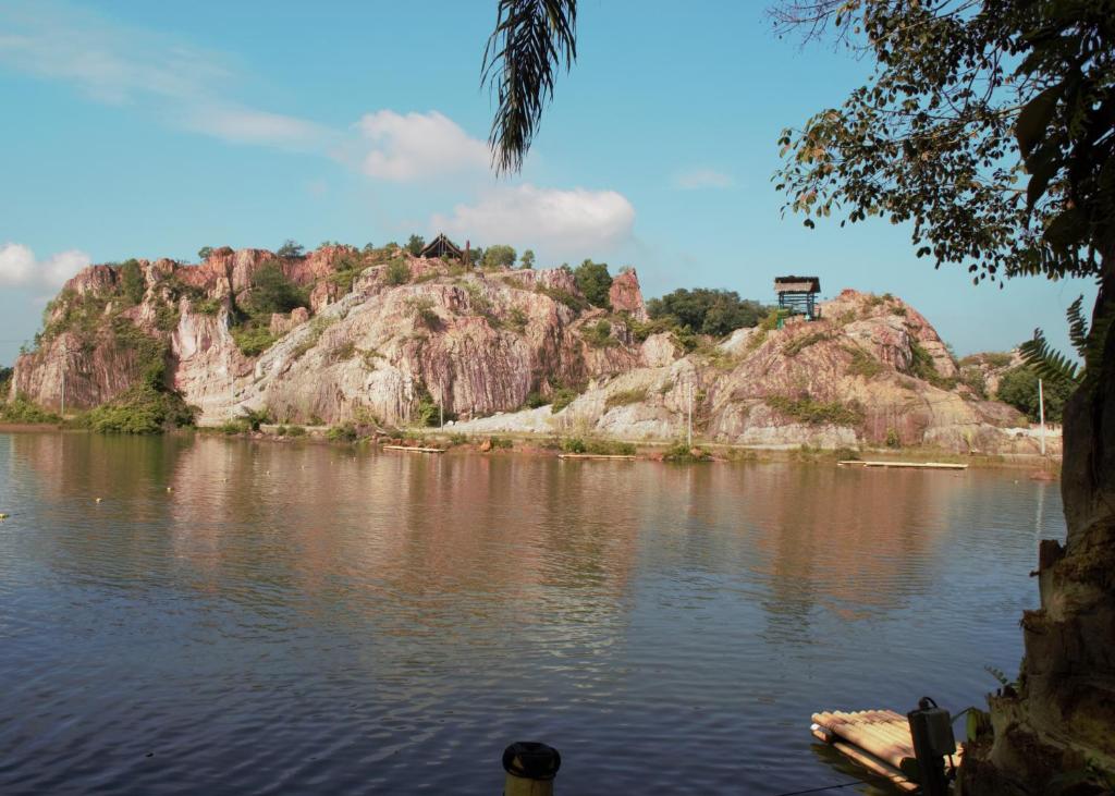 a large body of water with a mountain in the background at Tadom Hill Resorts in Kampong Labohan Dagang