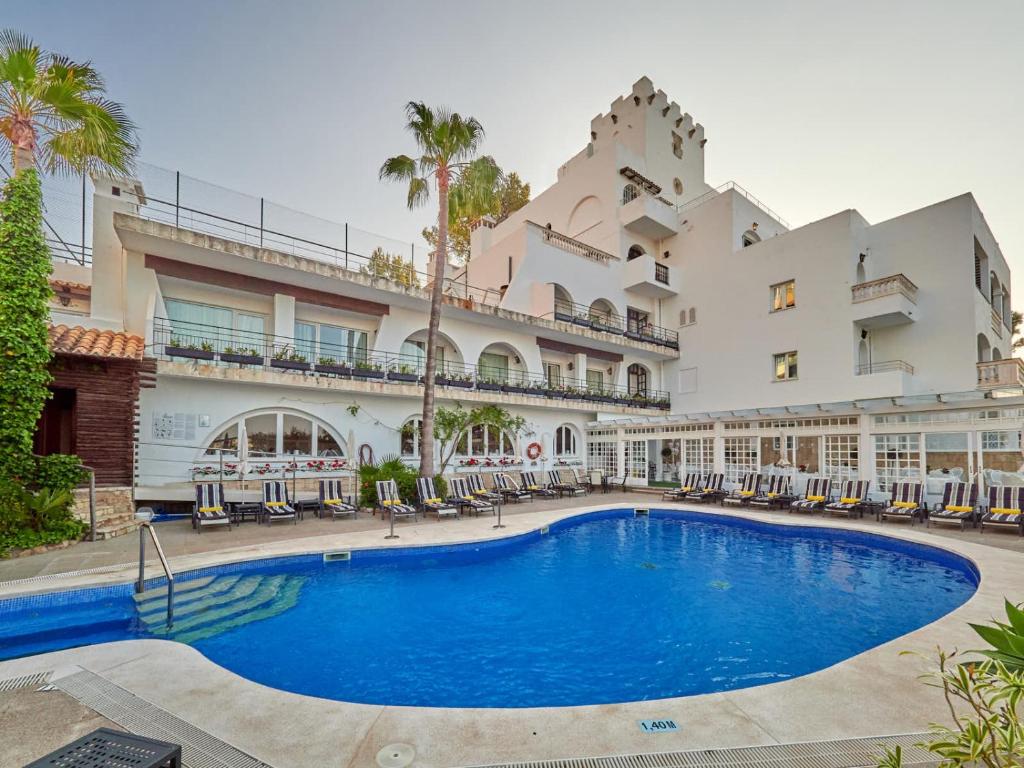Bazén v ubytování Hotel Bon Sol Resort & Spa nebo v jeho okolí