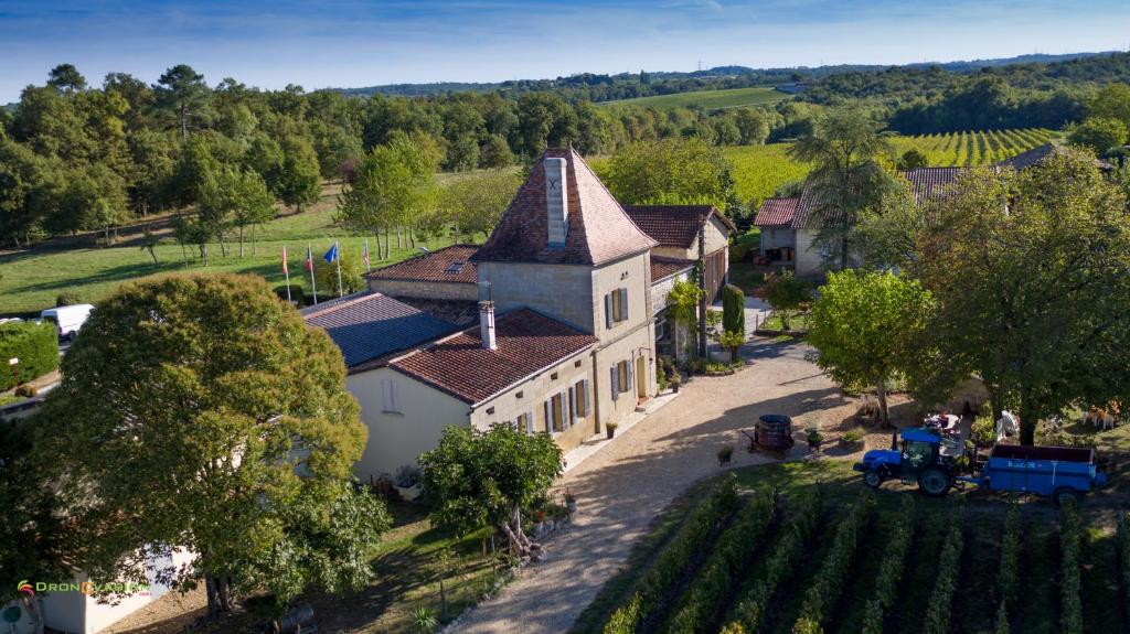 une vue aérienne sur une ferme avec un bâtiment dans l'établissement Château Vieux Mougnac, à Petit-Palais-et-Cornemps