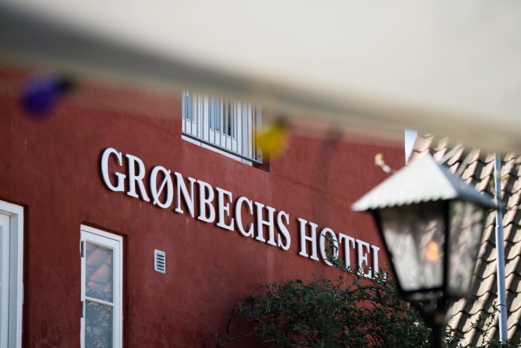 Et logo, certifikat, skilt eller en pris der bliver vist frem på Grønbechs Hotel