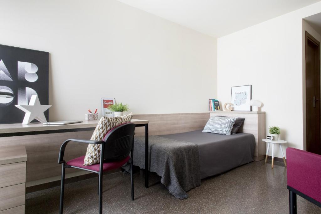 1 dormitorio con 1 cama, mesa y sillas en Residencia Universitaria Hernan Cortes en Salamanca