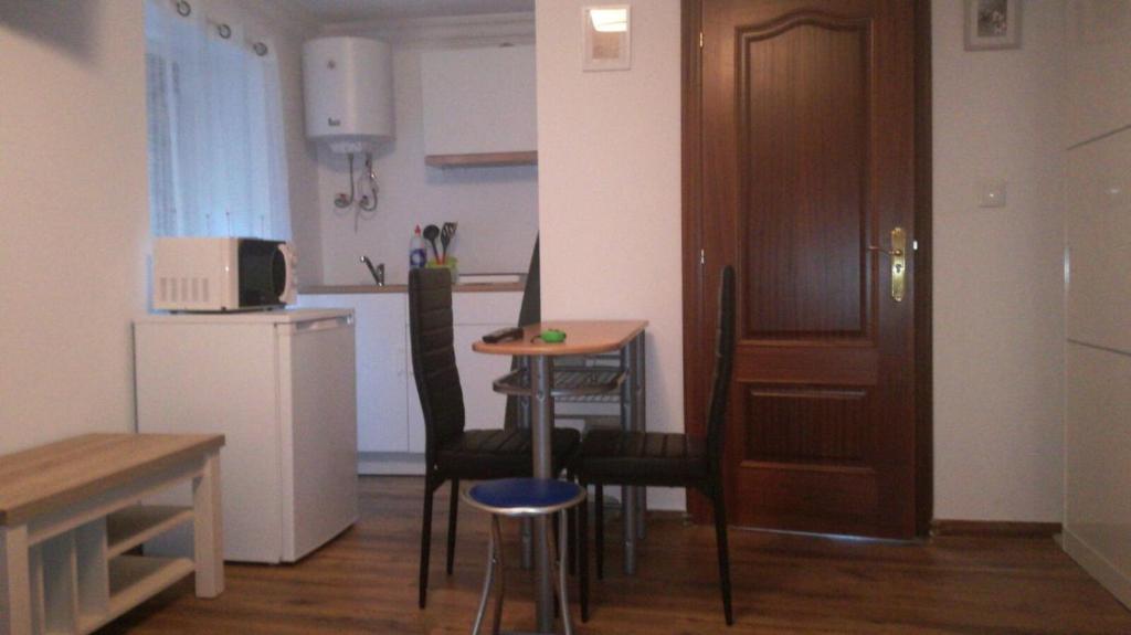 Una cocina o zona de cocina en APARTAMENTOS POBRA-CASTELO