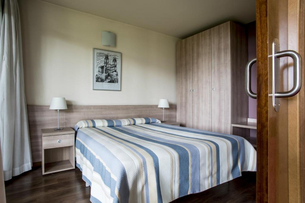 Postel nebo postele na pokoji v ubytování Residencia Universitaria Resa Hernan Cortes