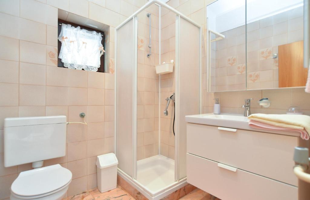 Kúpeľňa v ubytovaní Apartments Peroj 959