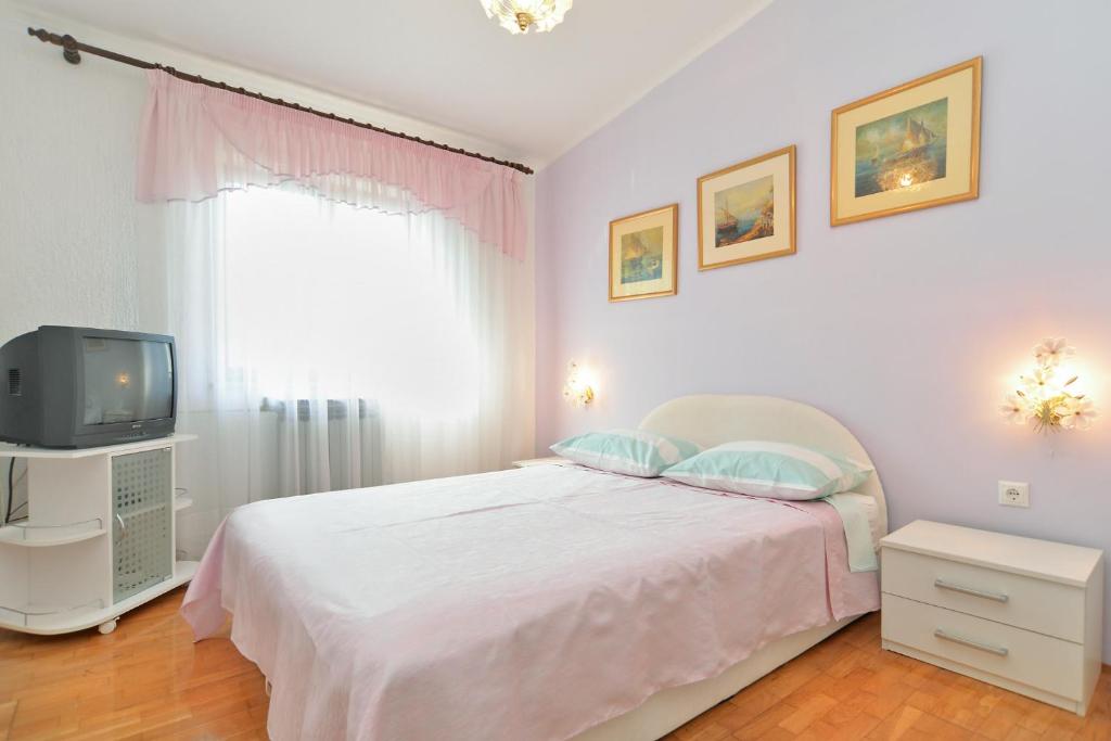 Posteľ alebo postele v izbe v ubytovaní Apartments Peroj 959