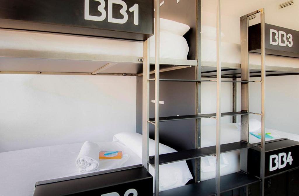 Palanda nebo palandy na pokoji v ubytování Bea Beach Hostel